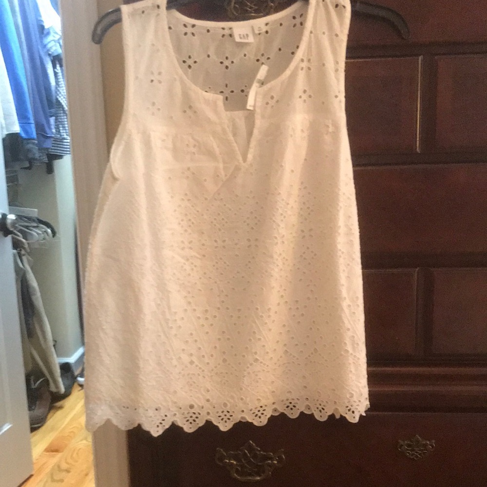 NWT gap xs eyelet top